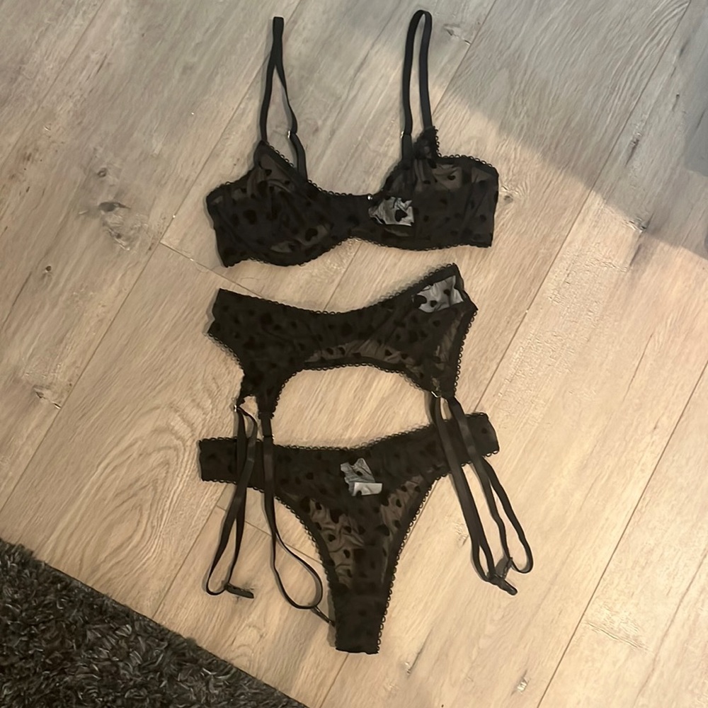 3 piece Black heart lingerie set with garter 🖤✨ new